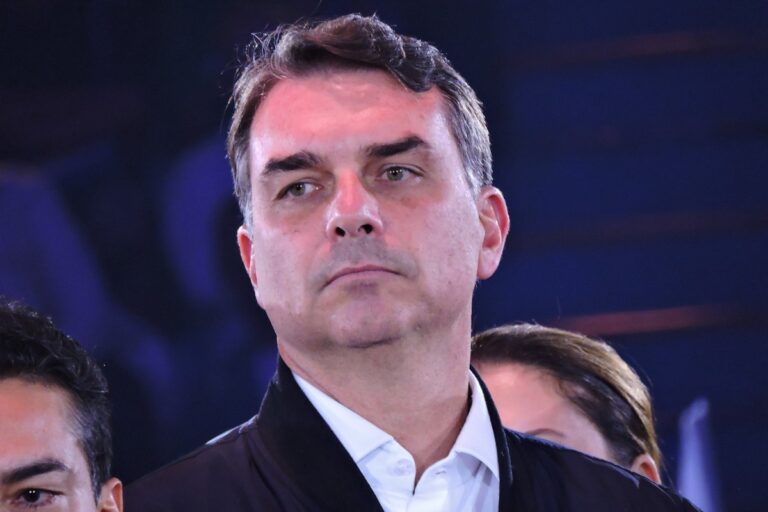 El patriota Flávio Bolsonaro se compromete a limitar los niveles de endeudamiento de Brasil si resulta electo presidente