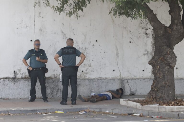 La Guardia Civil registra instalaciones ocupadas por invasores en Ceuta mientras los allanamientos se disparan por encima de los 800