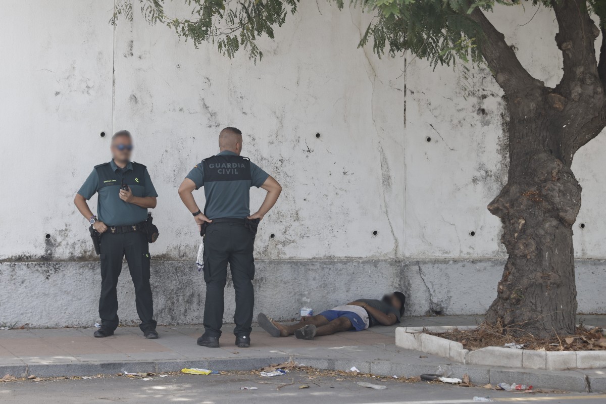 Brutal ataque a un guardia civil en Ceuta: cinco marroquíes lo golpean y patean para robarle