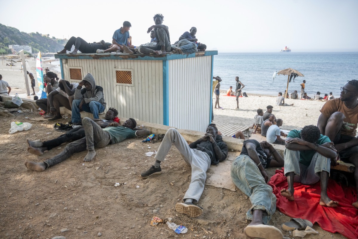 Inmigrantes retratan la colaboración de Marruecos en la invasión de Ceuta: «Había tres o cuatro gendarmes y sólo nos echaban hacia el mar»