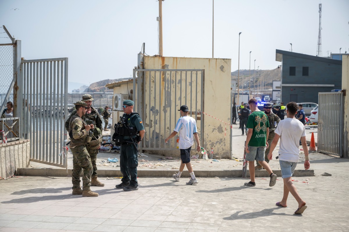Las consecuencias de la invasión: el Ejército frena una pelea con cuchillos entre inmigrantes ilegales a las puertas de un supermercado en Ceuta