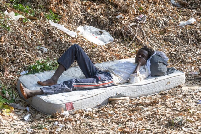 Alerta en Ceuta por posible riesgo de sarna y tuberculosis: «Muchos inmigrantes vienen con fiebre»