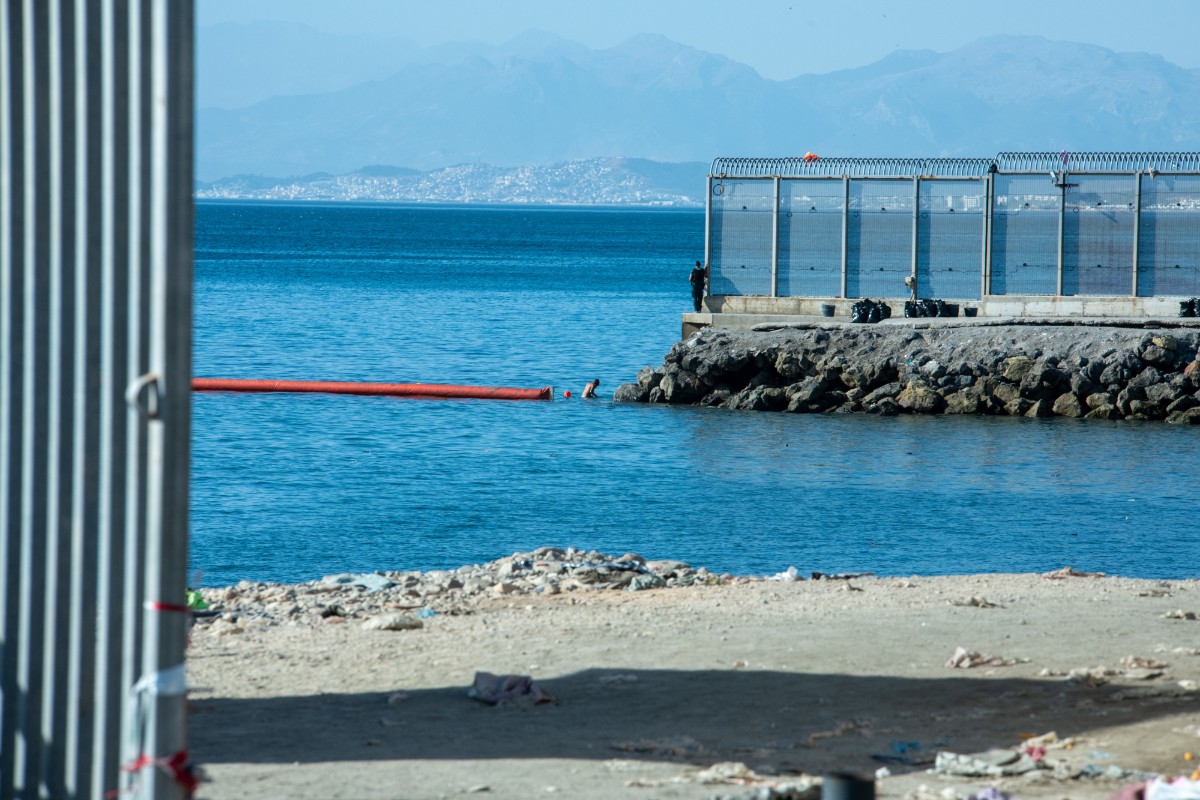 La Guardia Civil denuncia que las boyas de Sánchez «no servirán para nada» y cifra en hasta 100.000 los ilegales que entraron en Ceuta