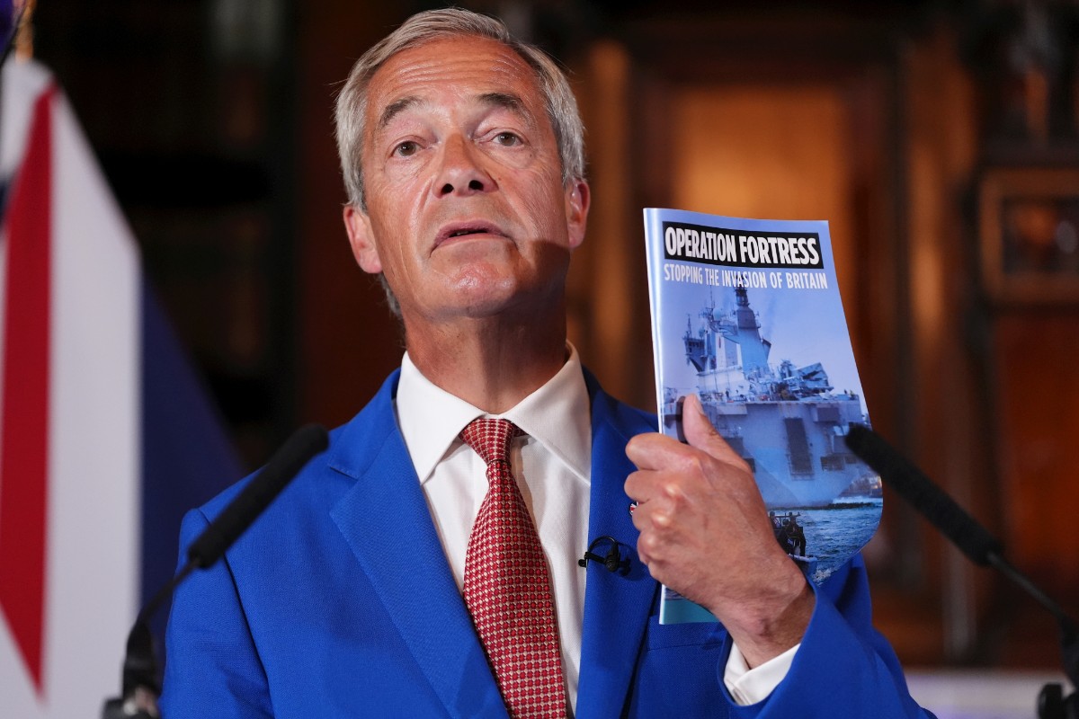Los soberanistas de Reform UK proponen usar a la Marina Real británica para frenar la llegada de inmigrantes ilegales a través del canal de la Mancha