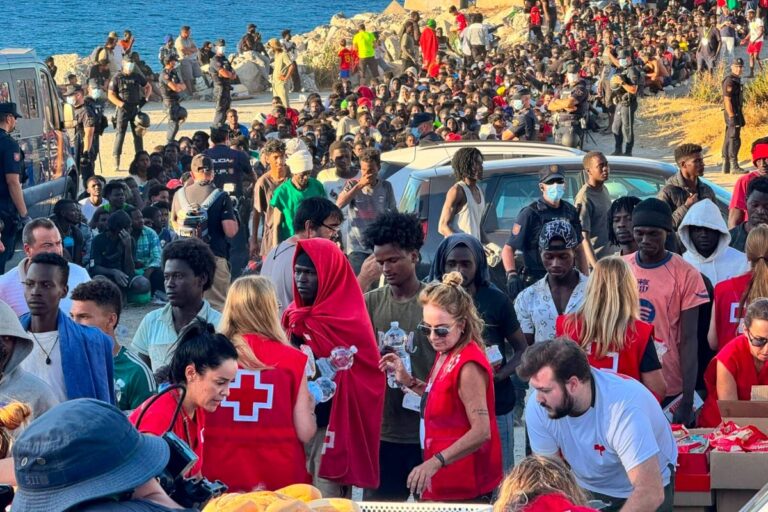 Las Fuerzas de Seguridad alertan de ONG que buscan prolongar la estancia de inmigrantes ilegales en Ceuta y de coacciones a ciudadanos para que los acojan
