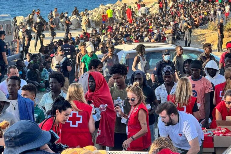 Vecinos de Ceuta llaman a expulsar a la Cruz Roja por su actuación durante la invasión migratoria: «No tienen vergüenza»