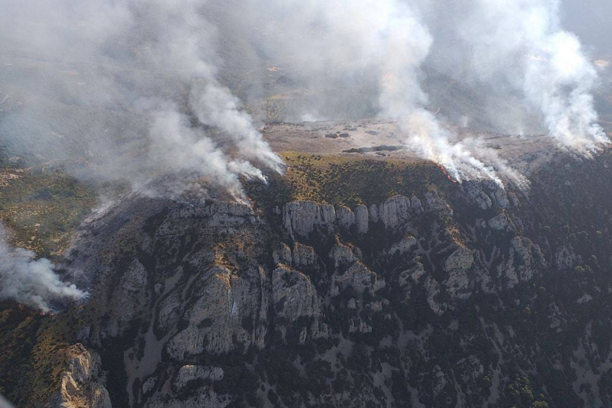 El incendio de Las Peñas de Riglos (Huesca) alcanza las 3.500 hectáreas y obliga a evacuar a 156 personas