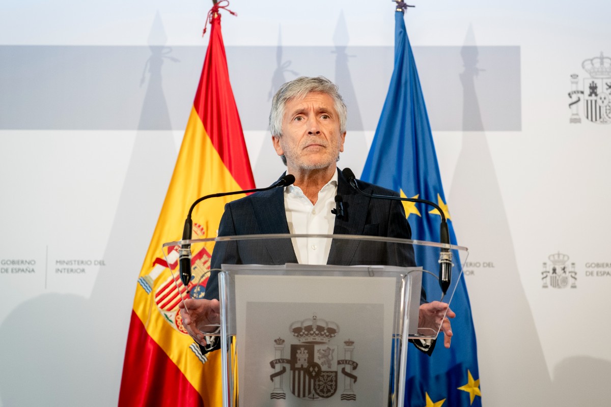 El CNI desmiente a Marlaska: fue alertado «con tiempo suficiente» sobre la invasión migratoria en Ceuta