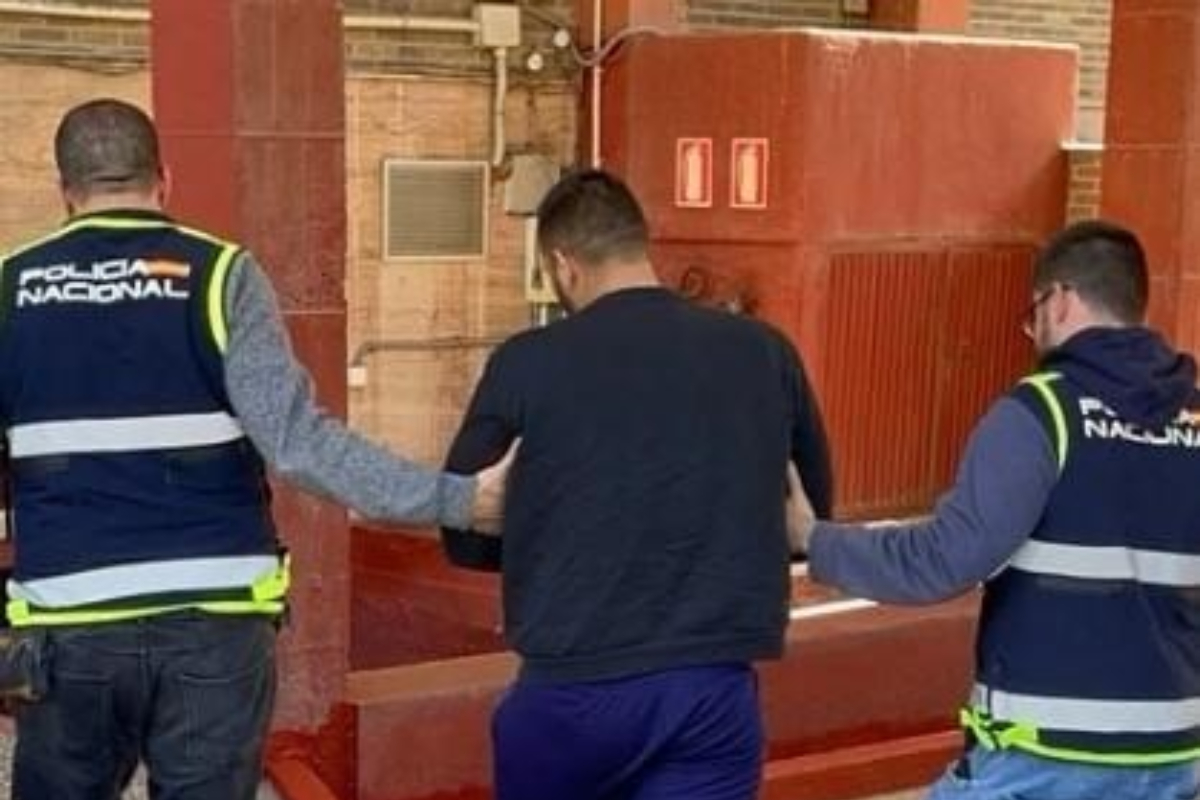 Detenido en Almería el patrón de una patera que estuvo 18 horas en el mar con diez inmigrantes ilegales