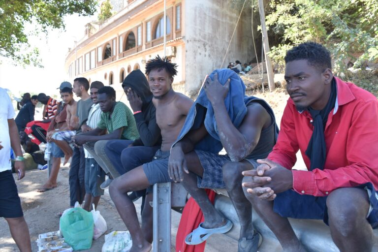 Más de un centenar de inmigrantes ilegales abandonan un centro de Ceuta y ponen rumbo a la Península: «Están previstas más salidas»