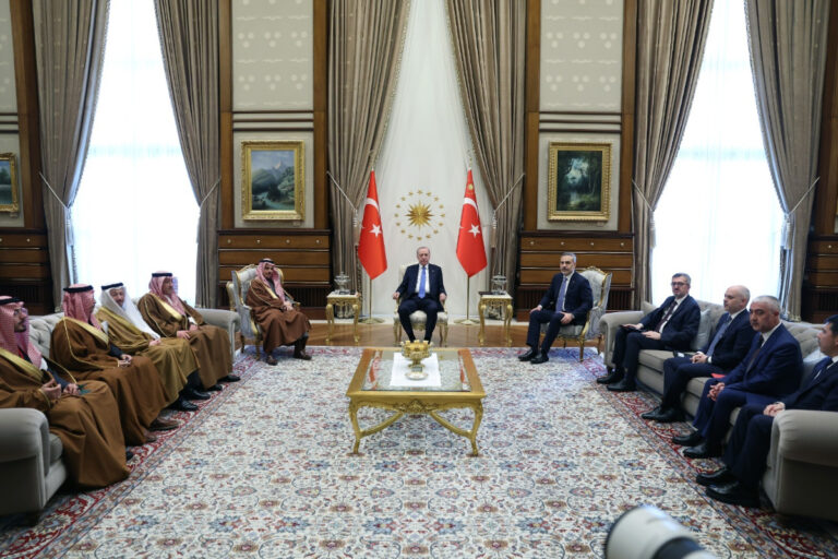Arabia Saudí, Turquía y Pakistán sellan un eje militar suní: un ataque contra uno será considerado un ataque contra los tres