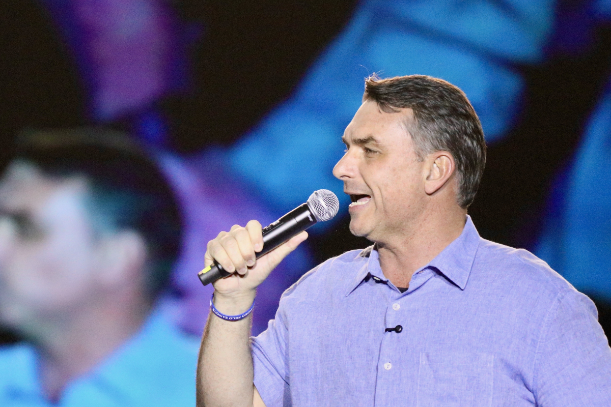 Flávio Bolsonaro arranca su carrera contra Lula desde Copacabana y promete combatir la ideología de izquierdas en las aulas