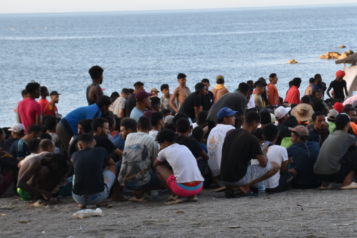 La playa de «El Trampolín» de Ceuta se convierte en un poblado de chabolas tras la invasión