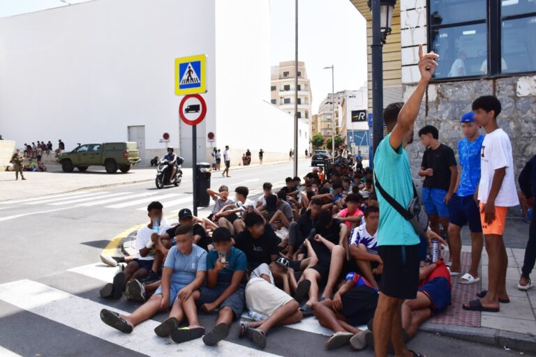 El caos de las cifras de Ceuta: Interior corrige cientos de duplicidades y aún no sabe cuántos menores entraron en la invasión