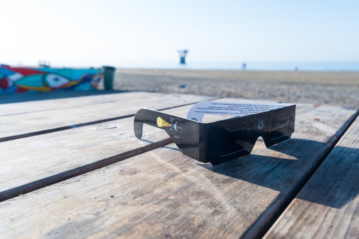 Alertan del riesgo de fotografiar el eclipse con el teléfono móvil: puede dañar la cámara de forma permanente