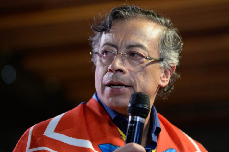 Petro será investigado por el caso de un niño que murió tras el manejo negligente del sistema de salud de Colombia