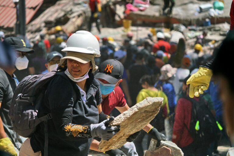 Asciende a 265 el número de víctimas mortales tras el terremoto en Colombia