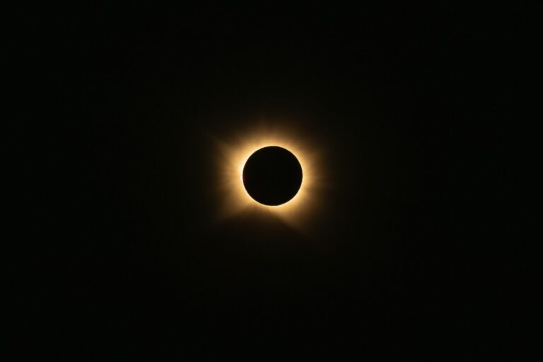 El eclipse total de sol baña de una imponente oscuridad a más de la ...