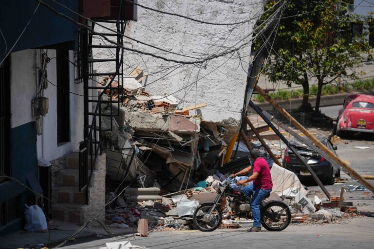 Ascienden a 321 los fallecidos tras el terremoto de magnitud 7,4 que sacudió a Colombia