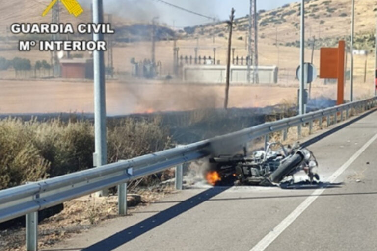 Dos guardias civiles salvan la vida a un motorista que ardía en llamas tras un accidente en Ciudad Real