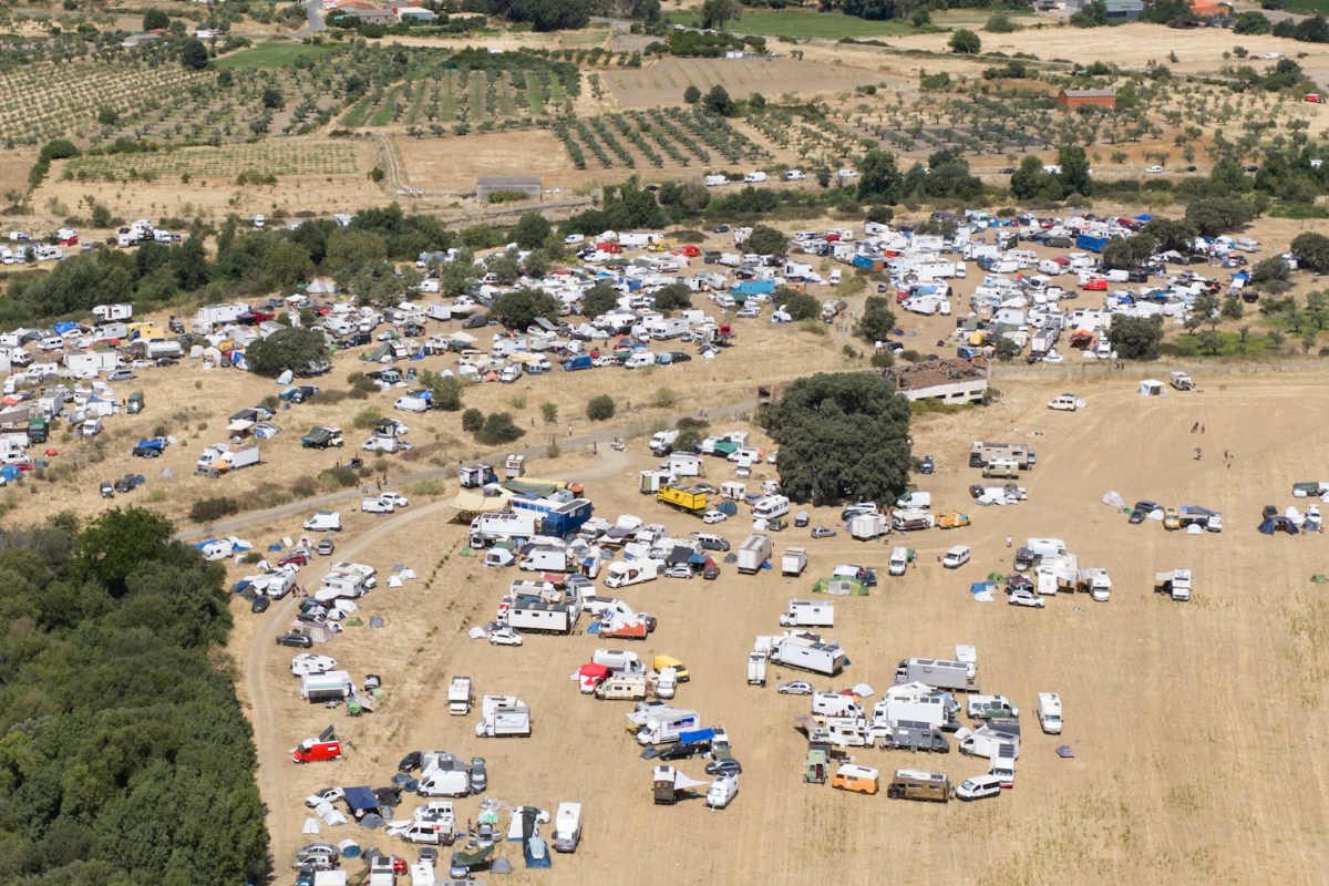 La rave ilegal de La Granja (Cáceres) empieza a disolverse tras reunir a más de 3.000 personas