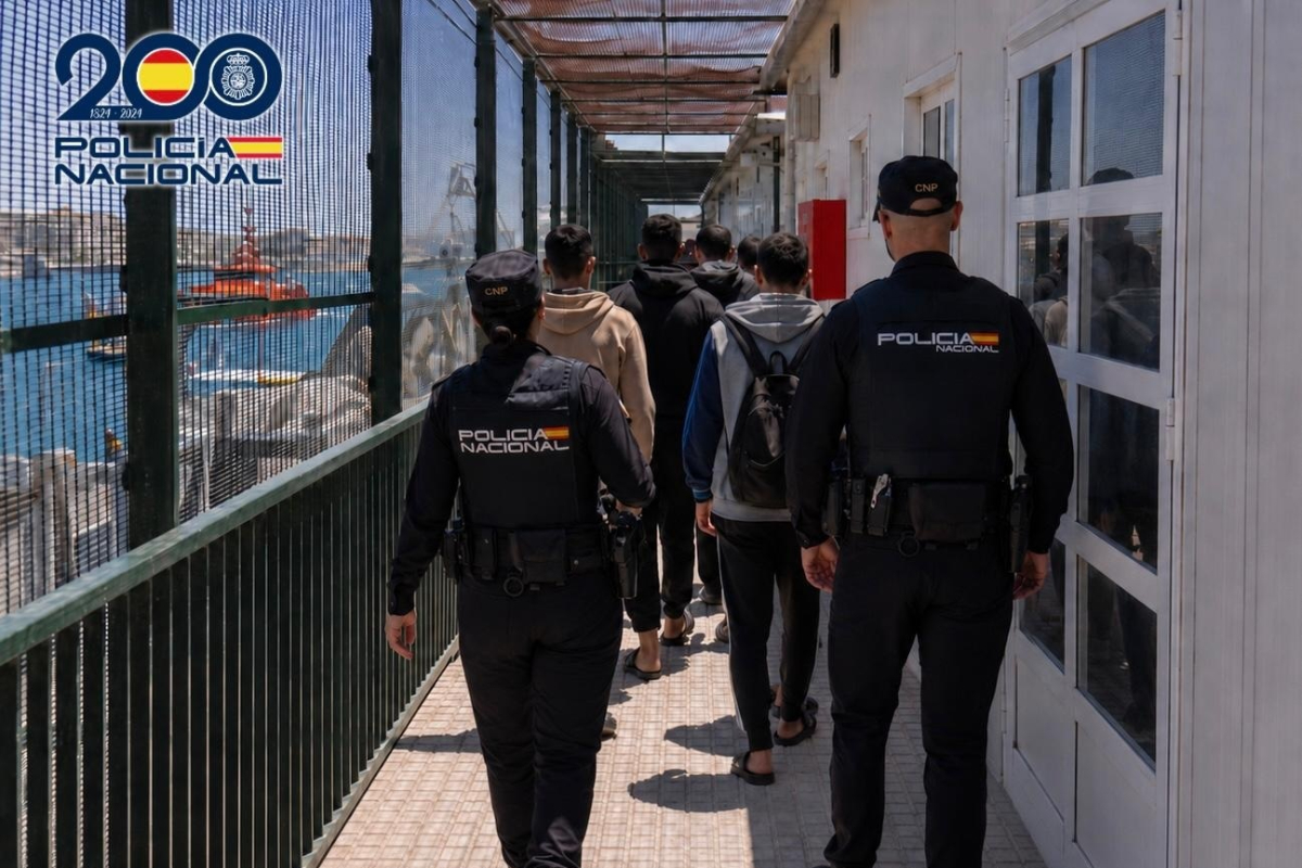 A prisión un argelino acusado de pilotar una patera hasta Almería con nueve inmigrantes ilegales que pagaron 3.500 euros por plaza