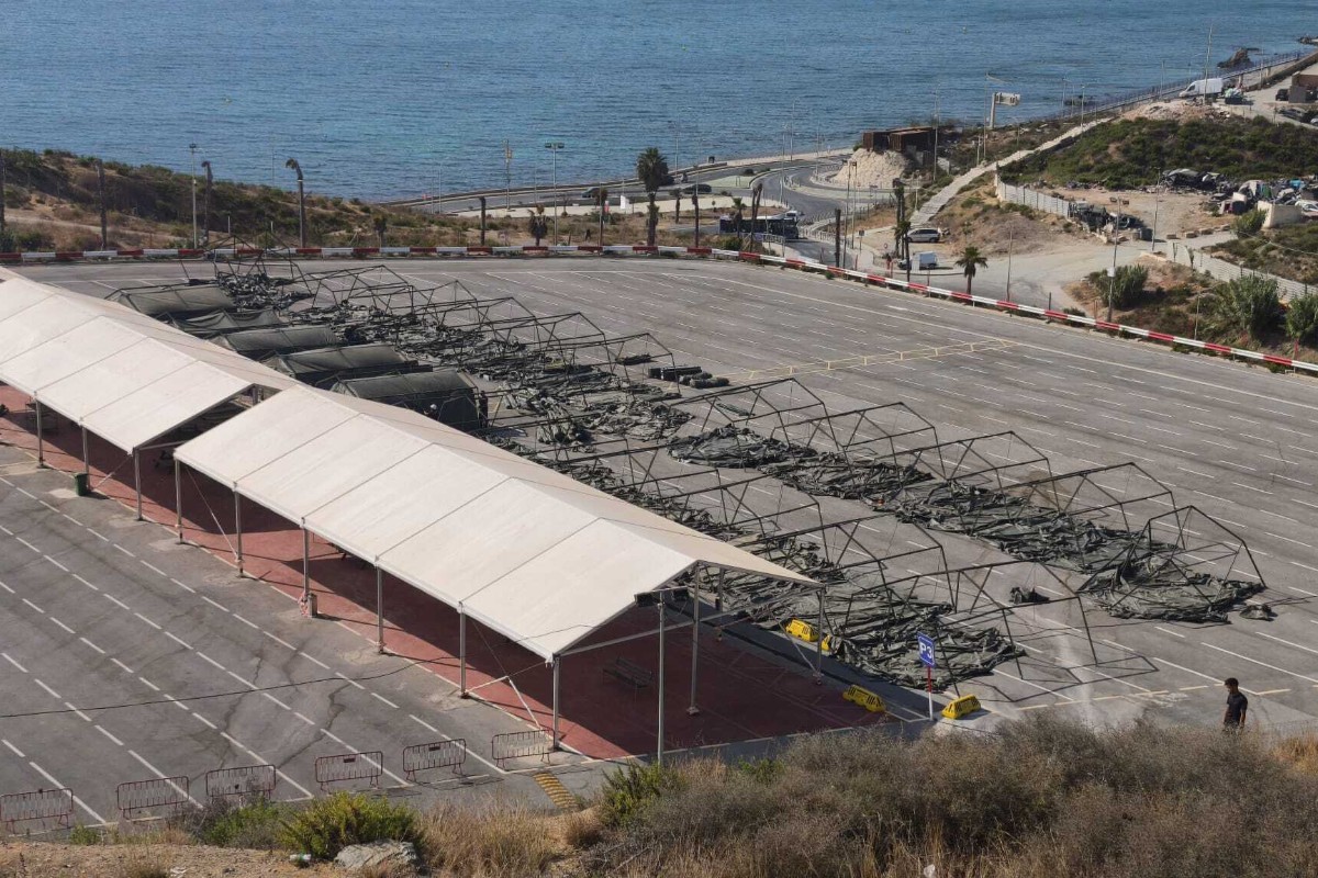 Las cifras reales tras la invasión de Ceuta obligan al Gobierno a triplicar las camas en carpas para inmigrantes ilegales hasta las 4.500