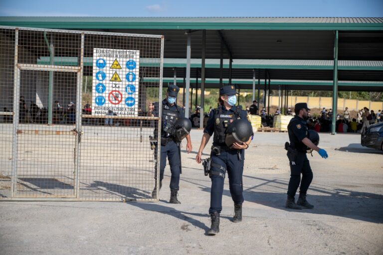 La Policía reparte mascarillas caducadas desde 2023 a los agentes desplegados en Ceuta para hacer frente a la invasión migratoria