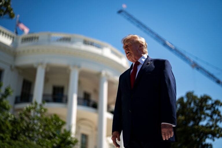 La Administración Trump revoca 900 visados temporales para hacer frente al «turismo de maternidad» en los EEUU