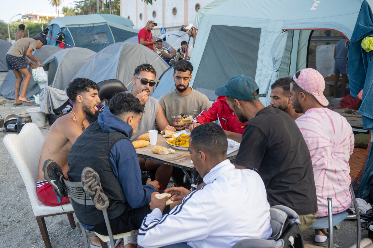 Dos inmigrantes asaltan a una trabajadora cuando esperaba el autobús en El Príncipe (Ceuta) y la mandan a Urgencias