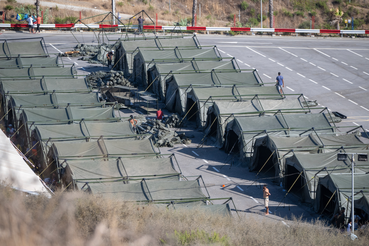 El Gobierno de Sánchez no devolverá a los invasores: envía a Ceuta 82 palés de tiendas de campaña