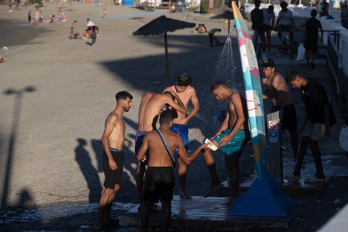 La nueva ruta de las mafias desde Ceuta: 250 inmigrantes ya han llegado a la Península en motos de agua