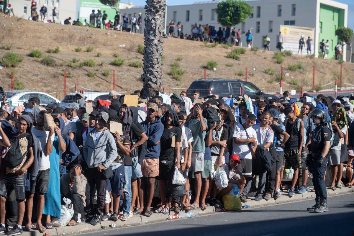 Un análisis publicado en Marruecos señala la regularización masiva de Sánchez como uno de los factores tras la invasión de Ceuta