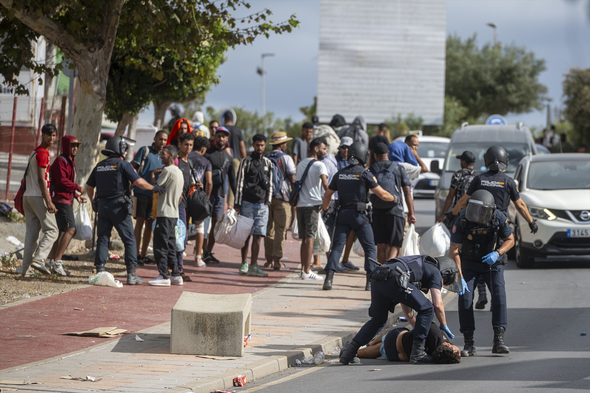 El Gobierno convierte Ceuta en un centro de menas gigante: todos los polideportivos, la fábrica de harinas de Otero y el Hospital Militar serán para inmigrantes