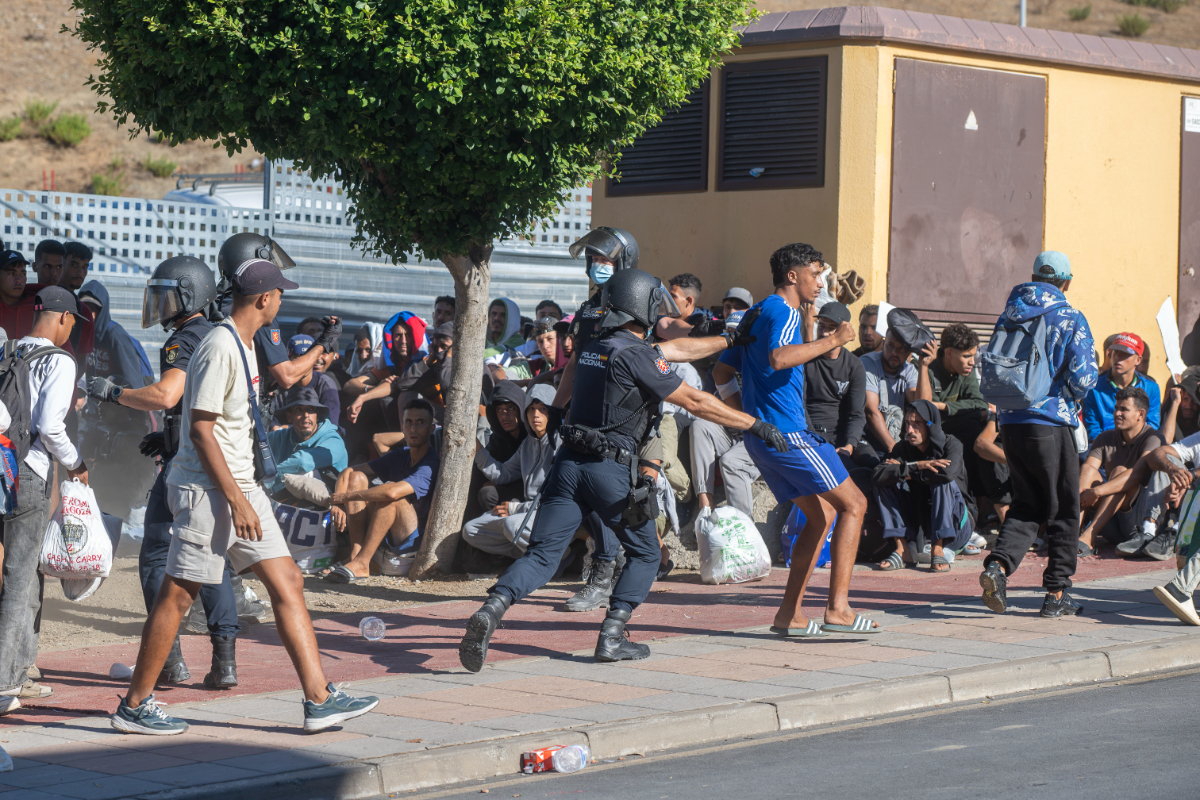 Caos en Ceuta: cientos de inmigrantes ilegales intentan tomar el campamento de Loma Colmenar y obligan a la Policía a cargar y usar pelotas de goma