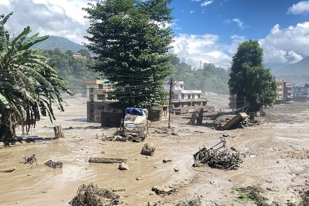 Al menos 55 muertos y casi 400 turistas desaparecidos tras una devastadora riada en Nepal