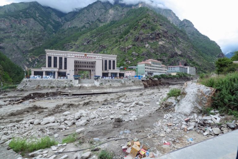 Asciende a 160 el número de muertos tras la riada en Nepal