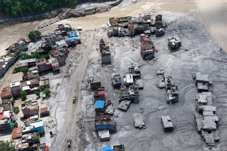 Exteriores rebaja a tres los españoles desaparecidos en las inundaciones de Nepal