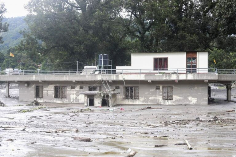 Ascienden a 390 los muertos en medio de las inundaciones por la riada en Nepal