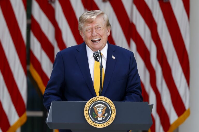 Donald Trump firma una orden ejecutiva para cambiar el nombre de lago de Ontario a ‘lago América’