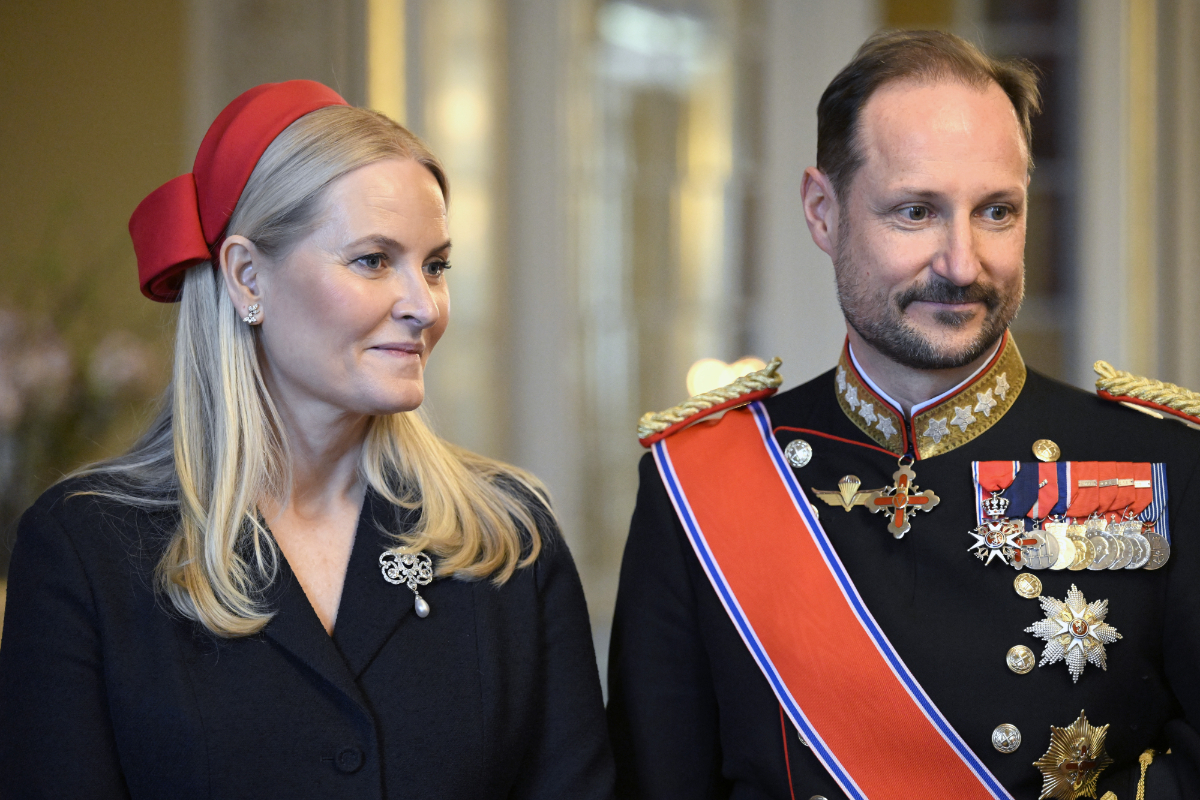 Haakon VIII asume el trono de Noruega y mantiene el lema «Todo por Noruega» tras la muerte de Harald V