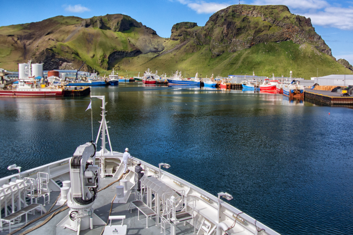 Islandia decide este sábado si vuelve a negociar su entrada en la UE con el «no» ligeramente delante por temor a perder soberanía