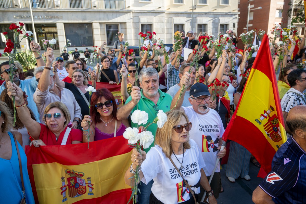 Ceutíes reclaman ante la Delegación del Gobierno la desidia de Sánchez ante la invasión migratoria