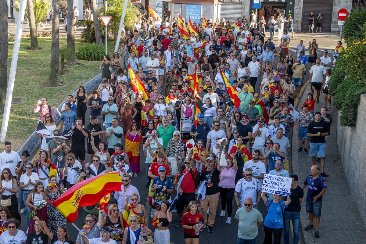 Ceutíes reclaman ante la Delegación del Gobierno la desidia de Sánchez ante la invasión migratoria