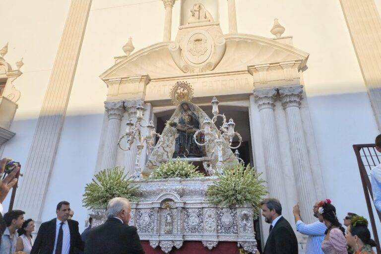 Más de mil ceutíes participan en una ofrenda de flores a la Virgen de África, que este miércoles saldrá en procesión por el centro de la ciudad