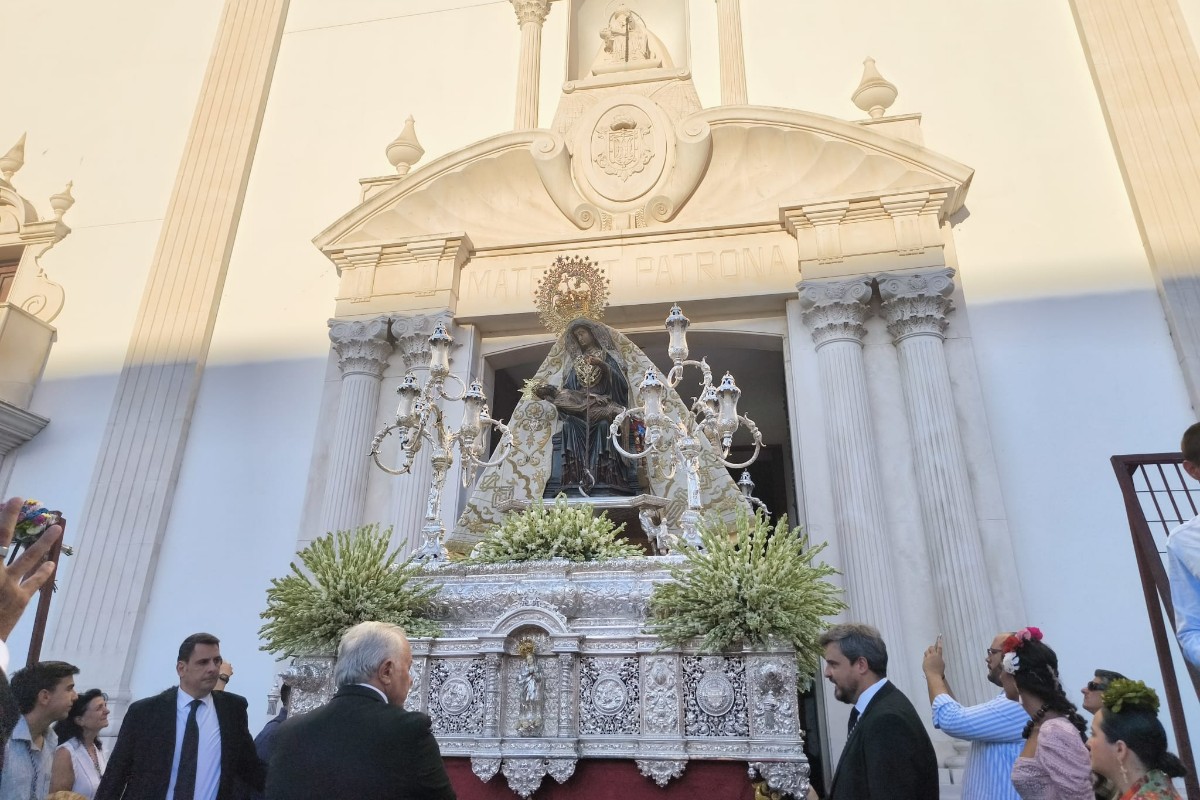 Más de mil ceutíes participan en una ofrenda de flores a la Virgen de África, que este miércoles saldrá en procesión por el centro de la ciudad