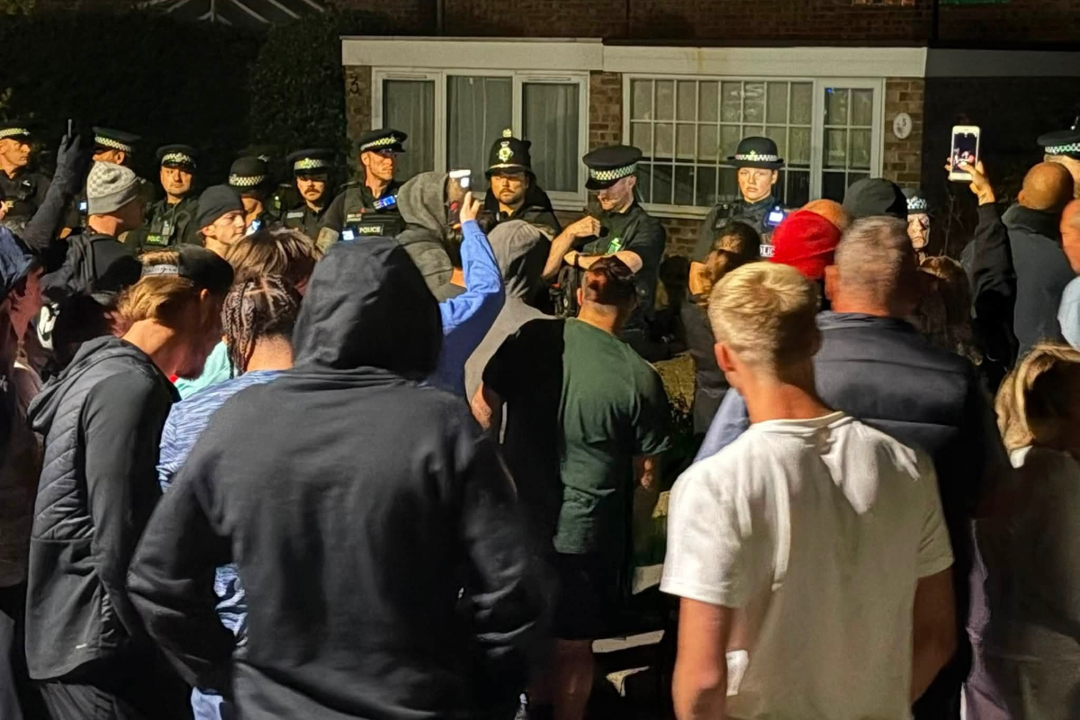 Estalla la protesta vecinal contra los alojamientos para inmigrantes en Reino Unido: tres noches de manifestaciones y seis detenidos en Thetford