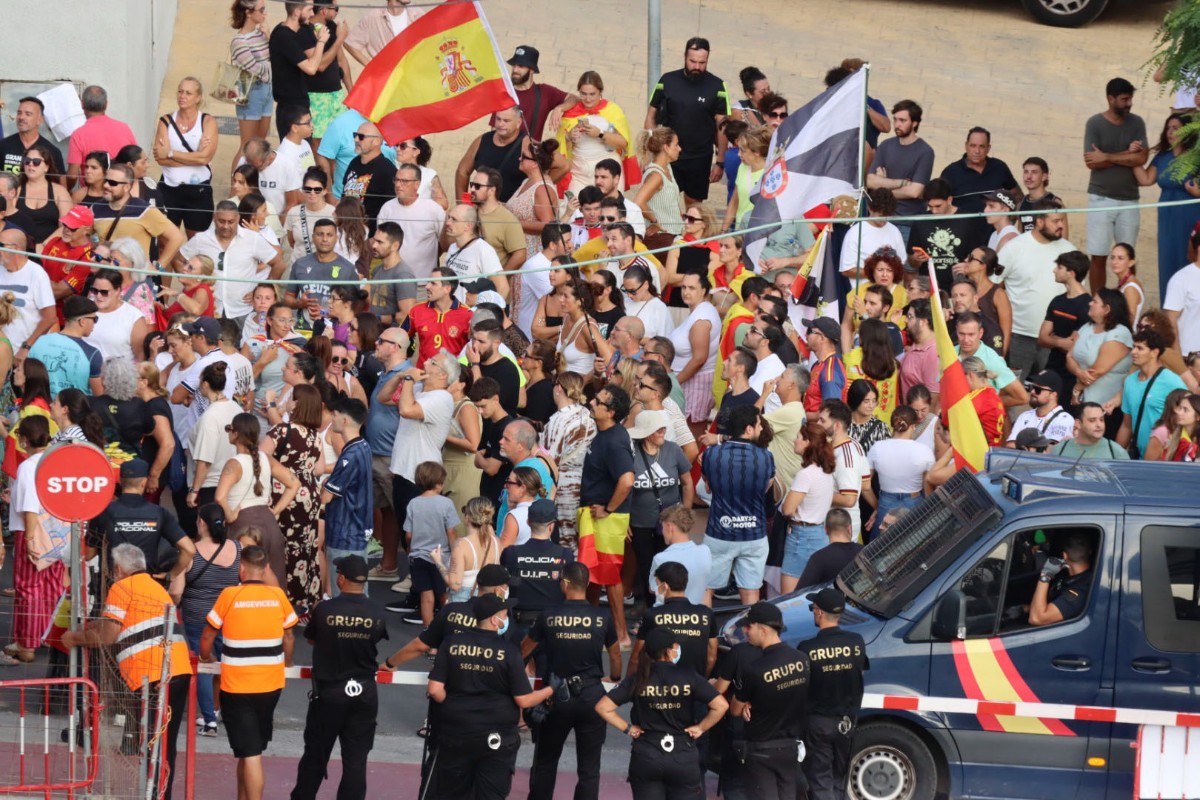 Los ceutíes reclaman en las calles el manejo del Gobierno sobre la inmigración ilegal: «No queremos invasores, queremos libertad»