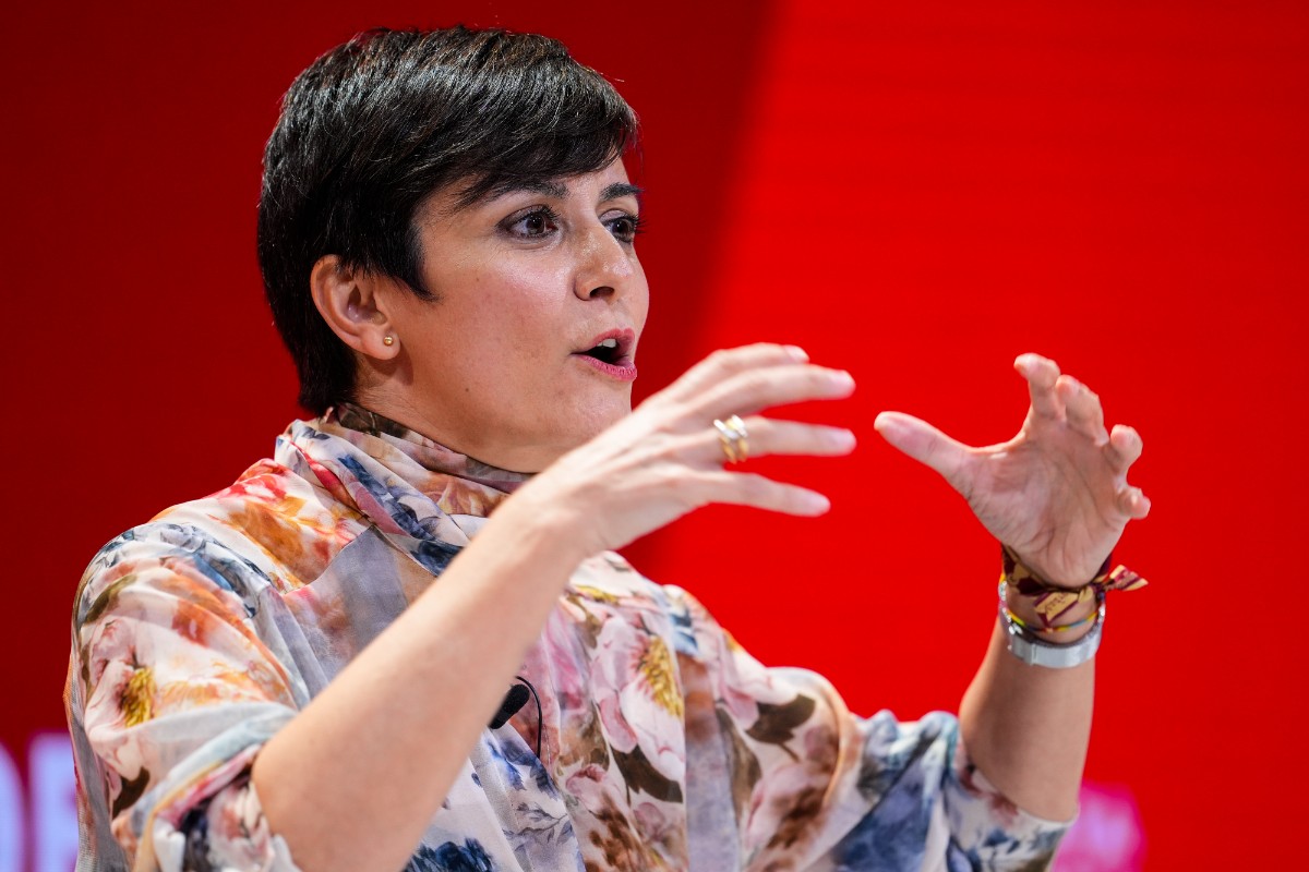 Sigue el despilfarro: Vivienda se gasta 352.000 euros en un servicio de camareros para atender a la ministra y sus altos cargos