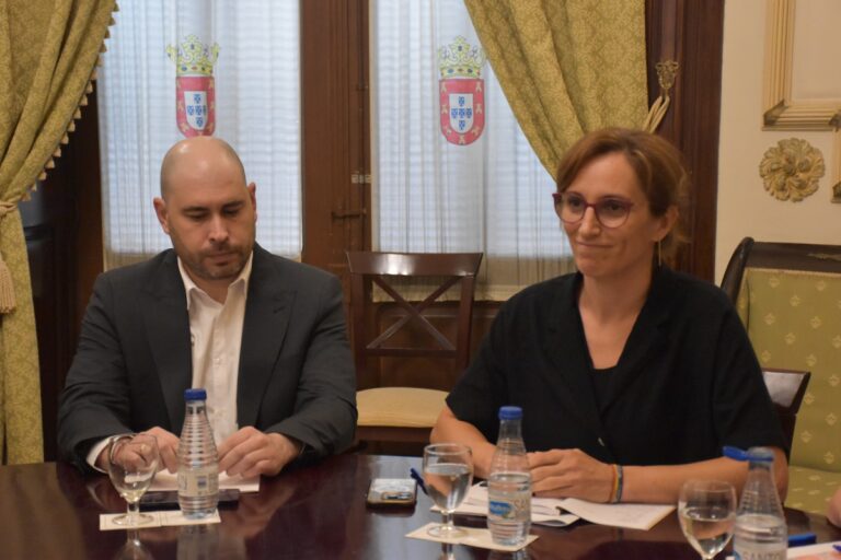La ministra de Sanidad, Mónica García, abucheada en su visita a Ceuta: «¡Sinvergüenza, basura, dimisión, habéis abandonado al pueblo»